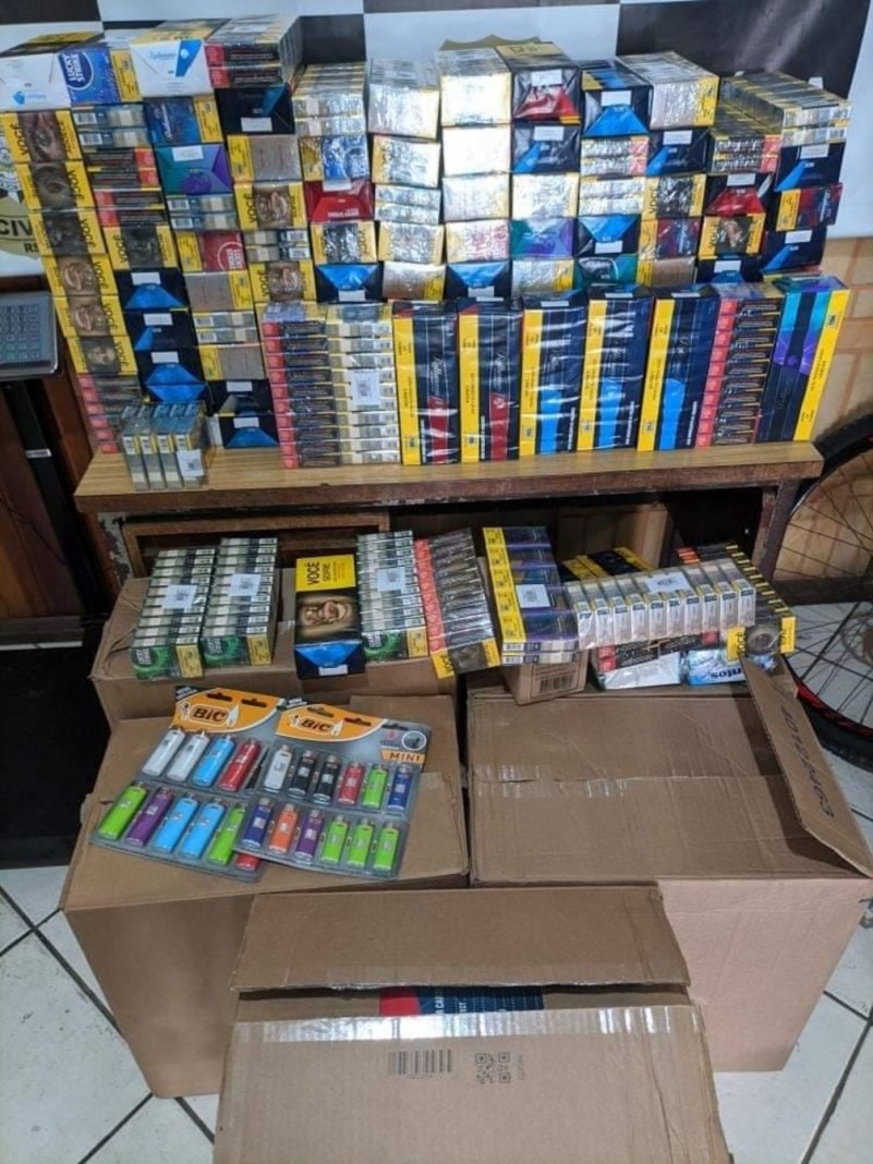 No interior do veículo foram localizadas mais de 2.950 carteiras de cigarros, além de isqueiros e outros materiais para venda.