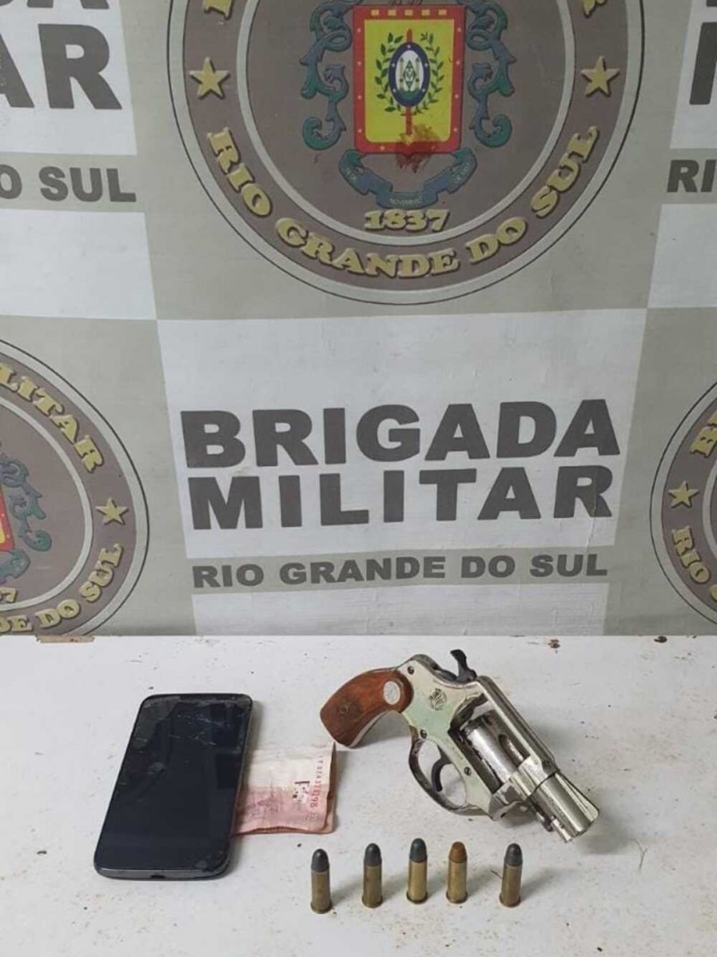 Com o homem foi localizado um revólver calibre .38 com cinco munições intactas.