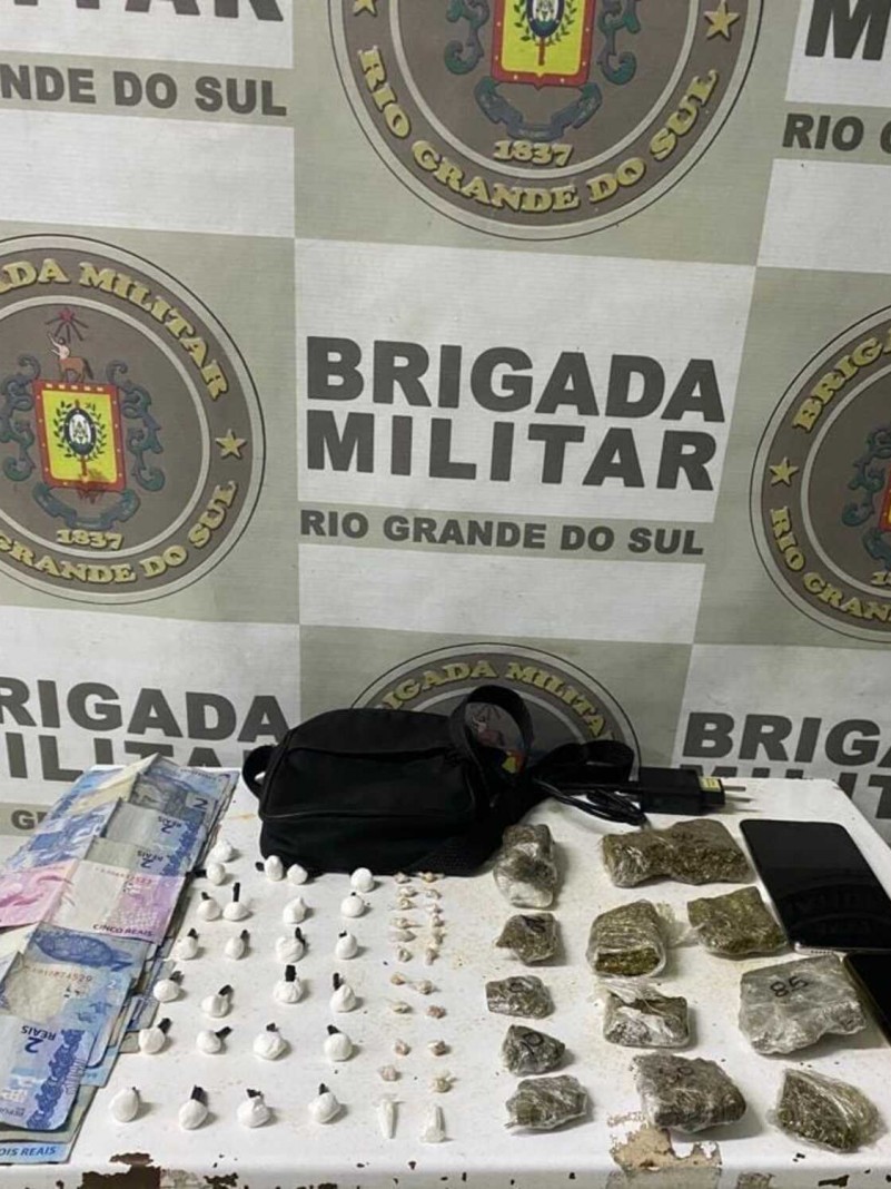 Com o homem foram localizadas, no interior de uma mochila, 26 porções de cocaína, 19 pedras de crack e 12 porções de maconha.