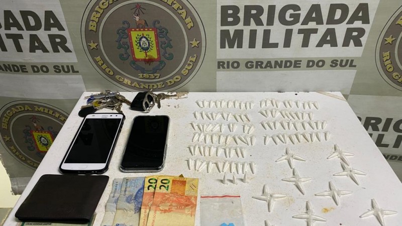 Com o homem foram localizados 103 pinos de cocaína, 07 unidades de ecstasy, dois telefones celulares e a quantia de R$ 44,00.