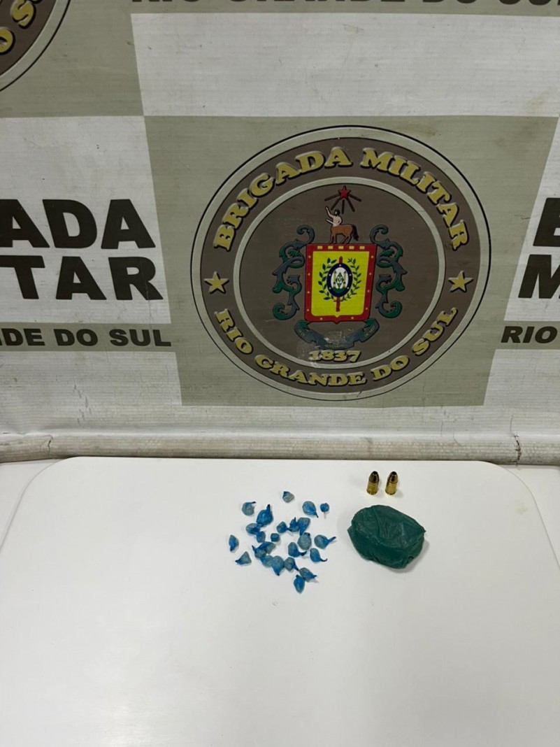 Com o homem foram apreendidas duas munições de calibre 9mm, uma porção de maconha e 24 pedras de crack.