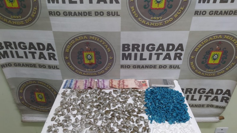 Com ele foram apreendidas 565 pedras de crack, 270 porções de maconha e 65 pinos de cocaína.
