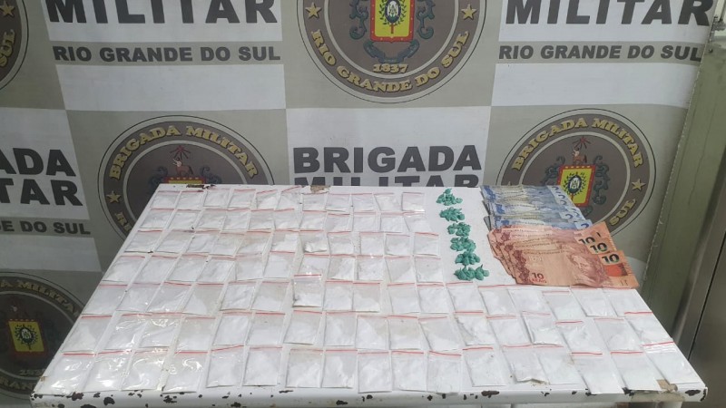 Com o homem foram localizadas 61 pedras de crack, 96 porções de cocaína e a quantia de R$ 82,00.