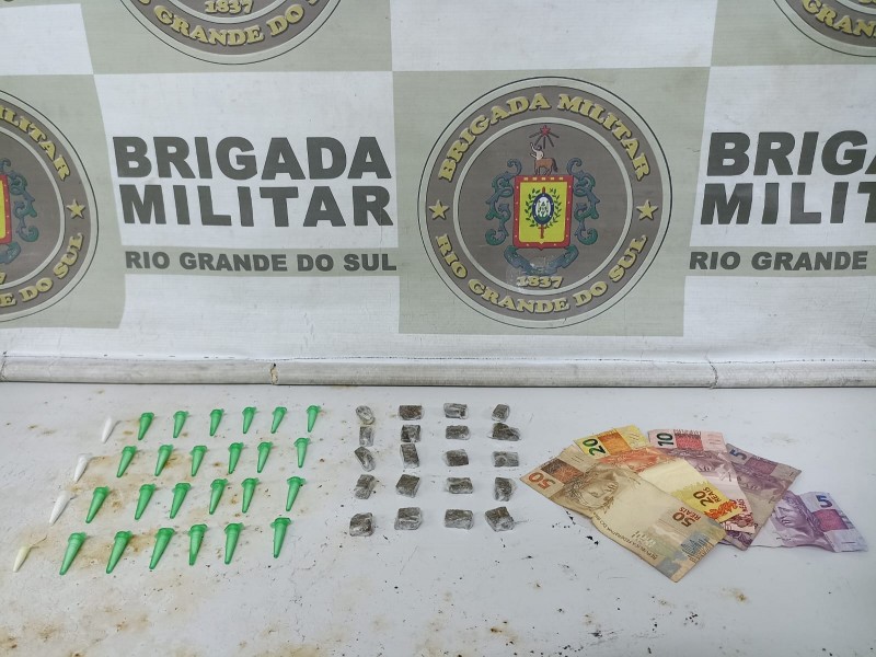 Com o homem foram encontrados 28 pinos de cocaína, 20 buchas de maconha e a quantia de R$ 90,00.