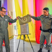 Imagem mostra dois oficiais da Brigada Militar fazendo descerramento da placa da formatura dos alunos