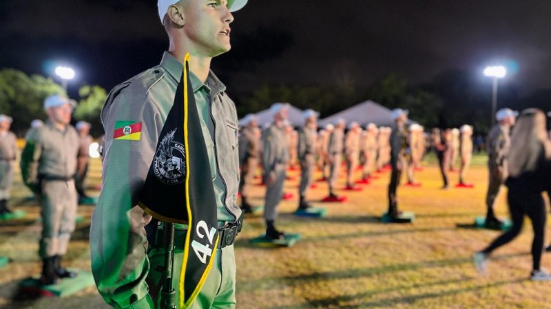 EsFES Porto Alegre marca o final do 1°módulo com a entrega de boina e bracelete aos alunos-soldados