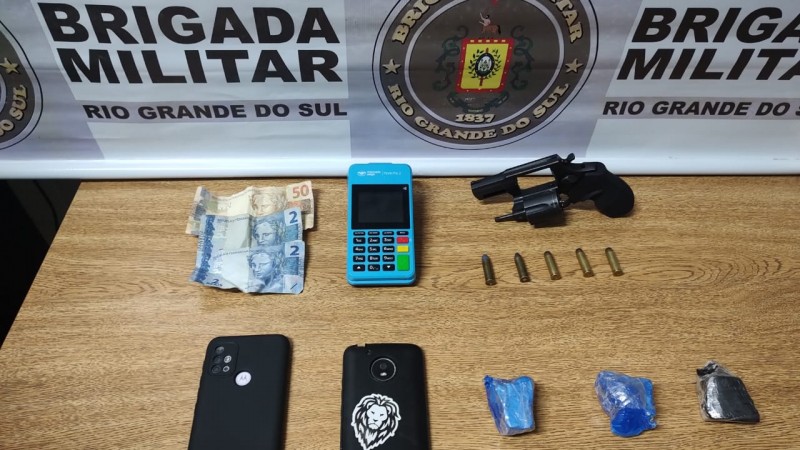 DROGAS, ARMA, MUNIÇÕES E CELULARES APREENDIDOS
