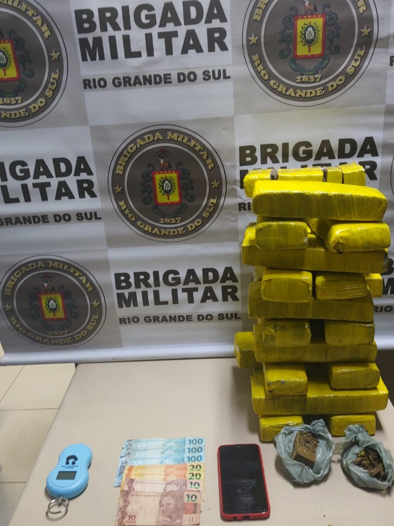 20 tijolos de maconha, dinheiro e celular apreendidos
