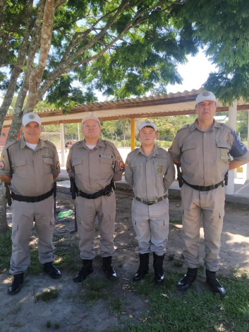 Policiais Militares integrantes da Patrulha Escolar de Vera Cruz, na manhã nesta quinta-feira (17/11) no município de Vera Cruz, realizaram o sonho do estudante Pedro Bugs, de 15 anos, de tirar uma foto com a farda da Brigada Militar. 
