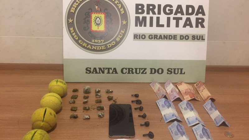A Brigada Militar, através do 23° Batalhão de Polícia Militar (23° BPM), na noite desta sexta-feira (18/11) as 19h30, realizou a prisão de um homem de 25 anos pelo crime de trafico de drogas no bairro Santa Vitória em Santa Cruz do Sul.