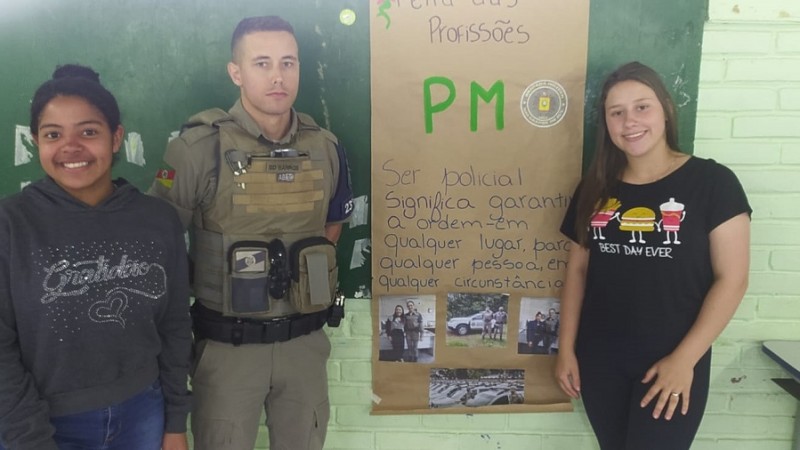 O 23° Batalhão Polícia Militar (23° BPM), na manhã de terça-feira (23/11), participou da feira das profissões na Escola Estadual Emílio Alves Nunes, no município de Herveiras.