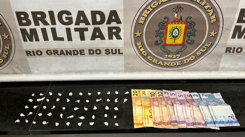 Brigada Militar flagra homem com drogas e dinheiro em Capão da Canoa