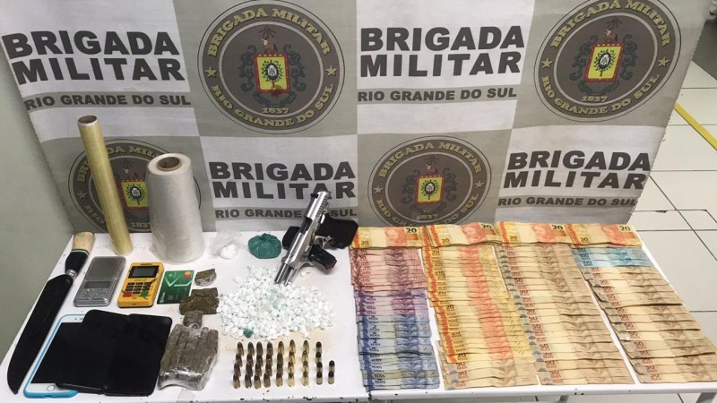 BM de Cachoeirinha prende dupla por tráfico de entorpecentes e porte ilegal de arma de fogo