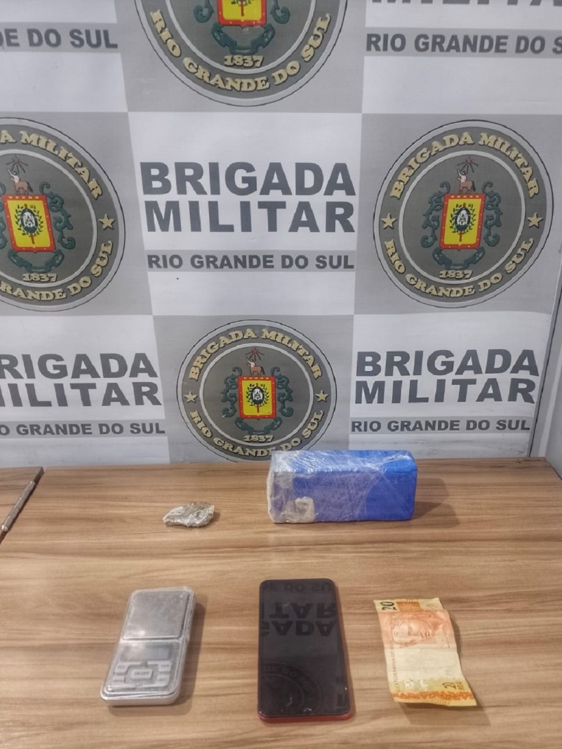 A Brigada Militar, através do 23º Batalhão de Polícia (23º BPM), na noite de segunda-feira (28/11), às 20h30, realizou a prisão de um homem de 25 anos pelo crime de tráfico de drogas, no bairro Gressler.