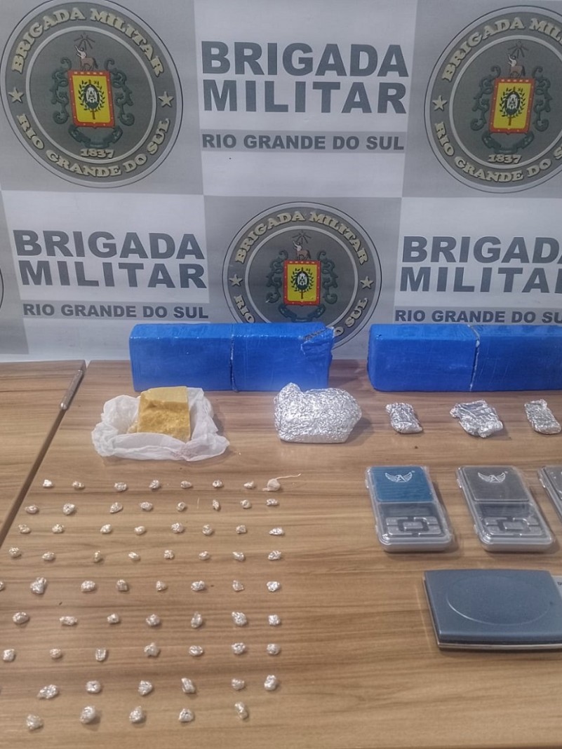 A Brigada Militar, através do 23° Batalhão de Policia Militar (23°BPM), na tarde desta quarta-feira (30/11) às 16h30, realizou a prisão de uma mulher de 23 anos por tráfico de drogas, e apreendeu grande quantidade de maconha e crack, no bairro Santa Tecla em Venâncio Aires.