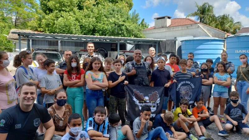 A Brigada Militar, através do 23º Batalhão de Polícia Militar (23ºBPM) na tarde desta quinta-feira, (1/12) recebeu a visita de 27 alunos da Escola Estadual Petituba, na sede da Força Tática do 23º BPM onde também está localizado o Canil Regional, em Santa Cruz do Sul.
