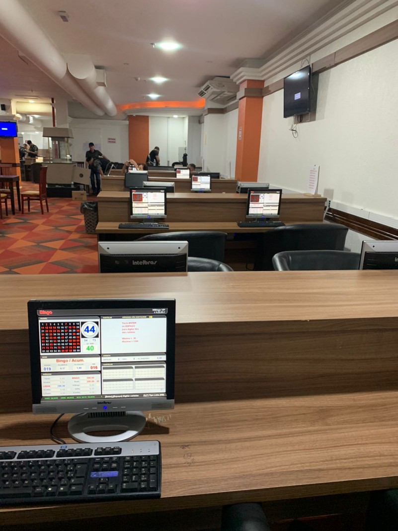 Imagem mostra uma bancada com um computador que estava rodando um software de bingo