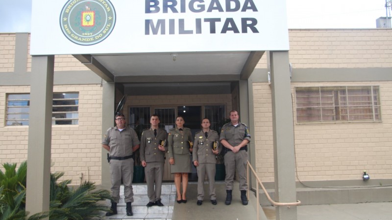 Novos Oficiais posando para foto.