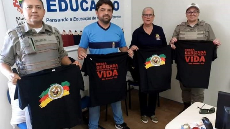 ENTREGA DE CAMISETAS AOS ALUNOS PROERD