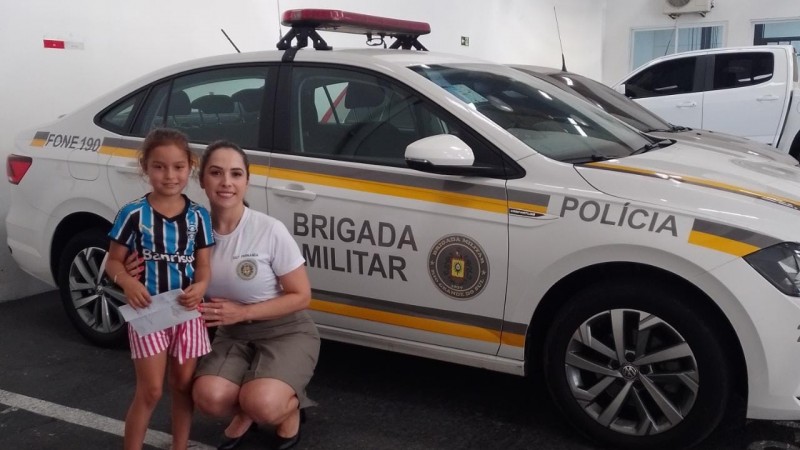 A criança de 7 anos, é admiradora da Brigada Militar, e trouxe uma cartinha para os policiais militares, visitou as instalações do quartel e pediu para tirar uma foto nas viaturas.