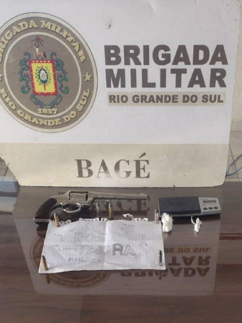 Homem preso por porte ilegal, ameaça e posse de entorpecentes