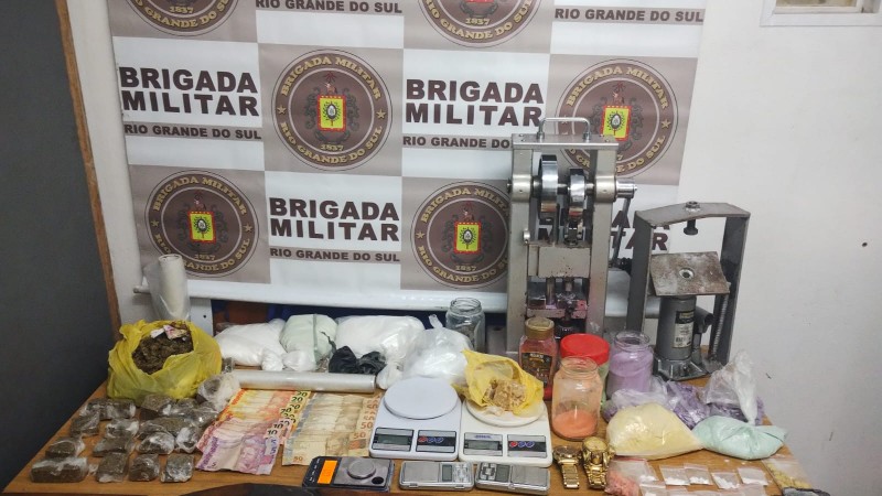 BM prende dupla e apreende mais de 4 Kg de drogas, arma e moto roubada em de São Leopoldo
