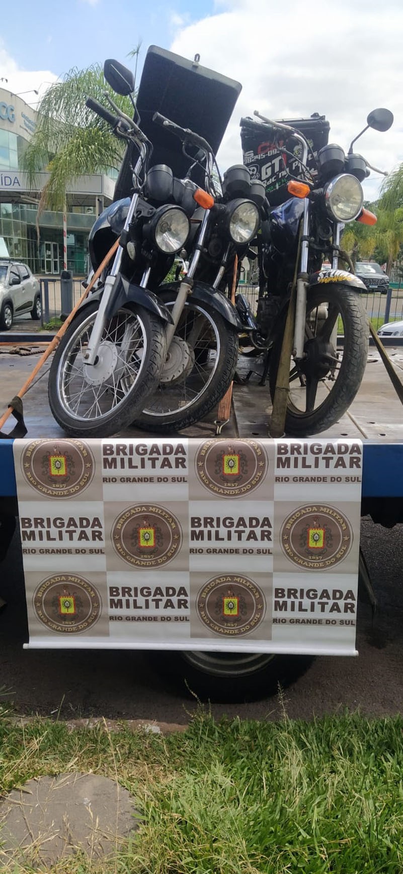 BM prende dupla e apreende mais de 4 Kg de drogas, arma e moto roubada em de São Leopoldo
