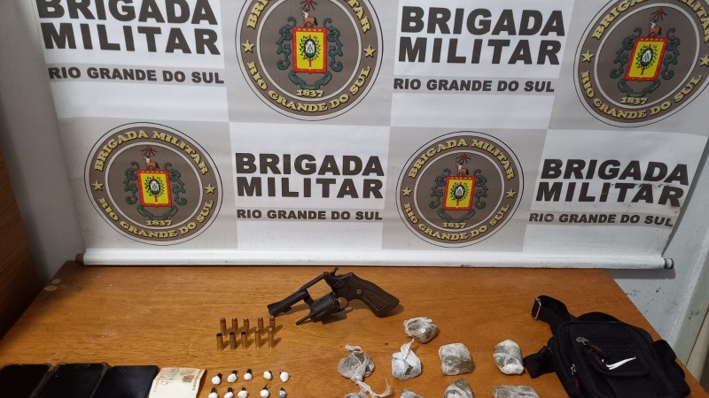 Drogas, armas e munições apreendidas.