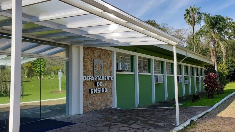 Imagem mostra fachada do Departamento de Ensino da Brigada Militar em um dia de sol e céu azul