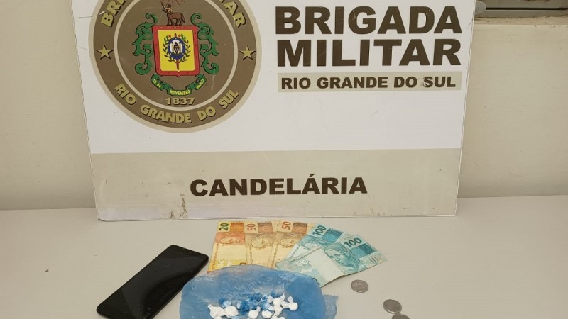 Na noite desta segunda-feira (12/12) as 19h30, a Brigada Militar prendeu uma dupla por tráfico e associação, no bairro Ewaldo Prass.