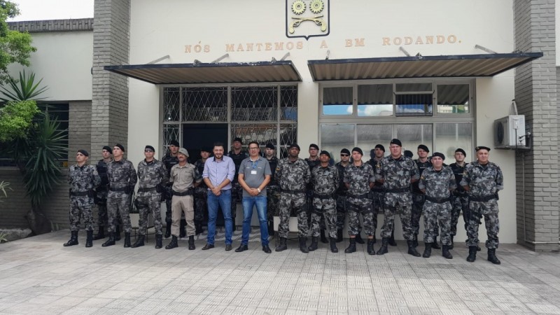 Grupo de militares reunidos em frente ao Batalhão