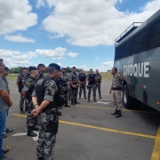 Grupo de Militares do Choque reunidos em frente ao ônibus do batalhão