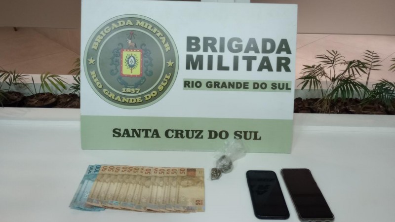 A Brigada Militar, através do 23º Batalhão de Polícia Militar (23º BPM), na noite de segunda-feira (19/12), às 21h, realizou a prisão de um homem de 33 anos, por tráfico de drogas no Bairro Bom Fim.