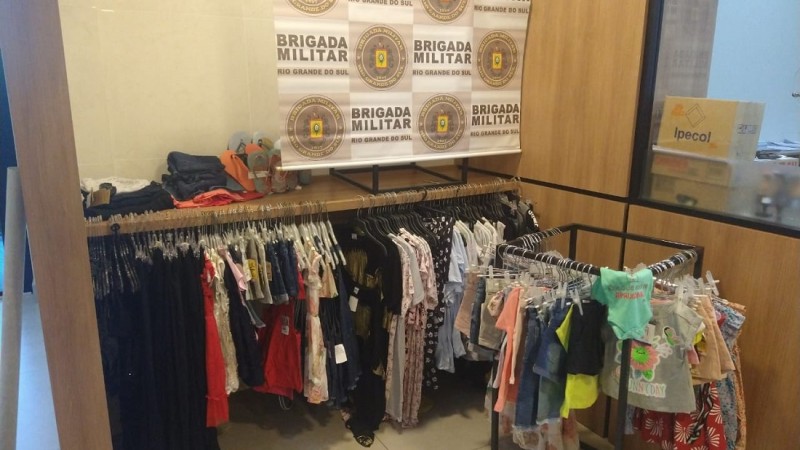Na tarde desta quarta-feira (21/12) às 15h, a Brigada Militar realizou a prisão de três mulheres e um homem por furto nos estabelecimentos comerciais de Santa Cruz do Sul.