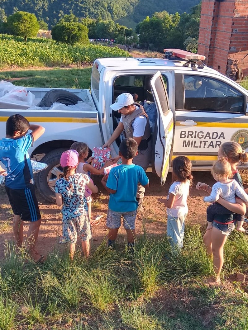 A Brigada Militar, através do 4° Pelotão do 23º BPM- Sinimbu, realizou na data de hoje (23/12), a entrega de brinquedos e cestas básicas às crianças e famílias do interior do município de Sinimbu.