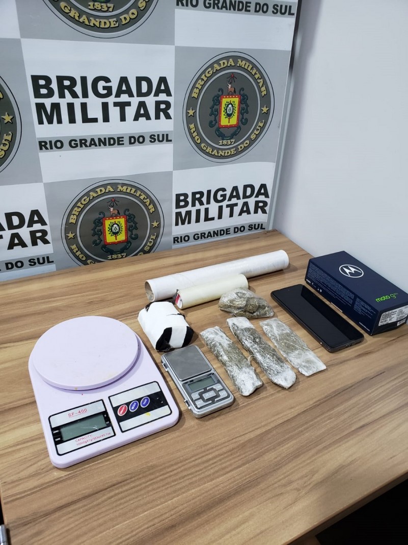 A Brigada Militar, através do 23º Batalhão de Polícia Militar (23º BPM), na manhã de domingo (25/12), às 12h, realizou a prisão de uma mulher de 30 anos por tráfico de drogas, no bairro Brands.