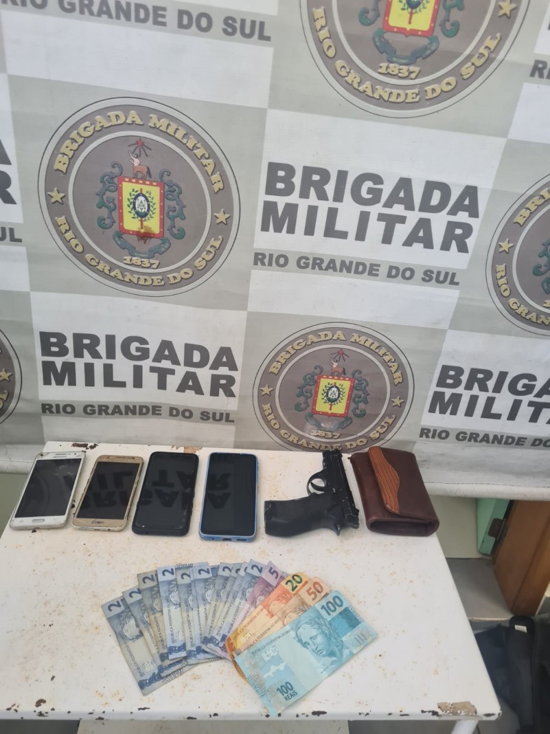 Brigada Militar de Cachoeirinha prende dois foragidos por falsidade ideológica e recuperam veículo roubado