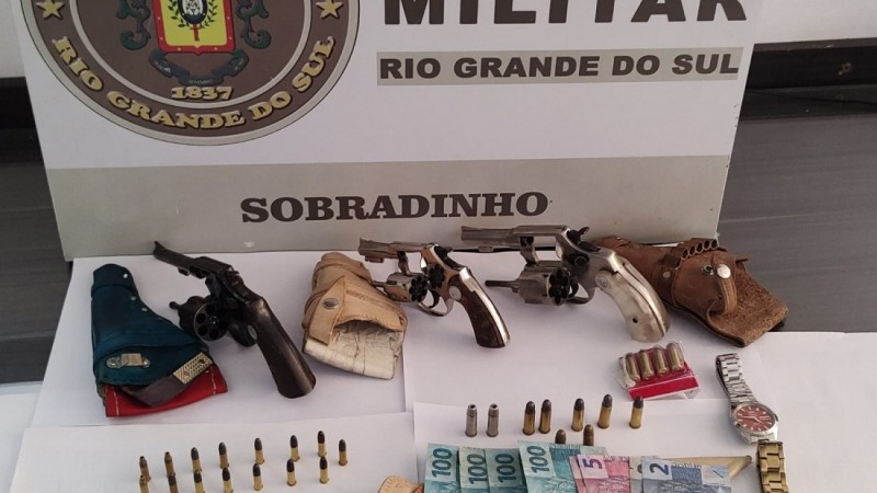 A Brigada Militar, através do 23º Batalhão de Polícia Militar, na tarde de quarta-feira (28/11), às 14h20, realizou a prisão de um homem de 64 anos por porte de arma de fogo, na rodoviária de Sobradinho.