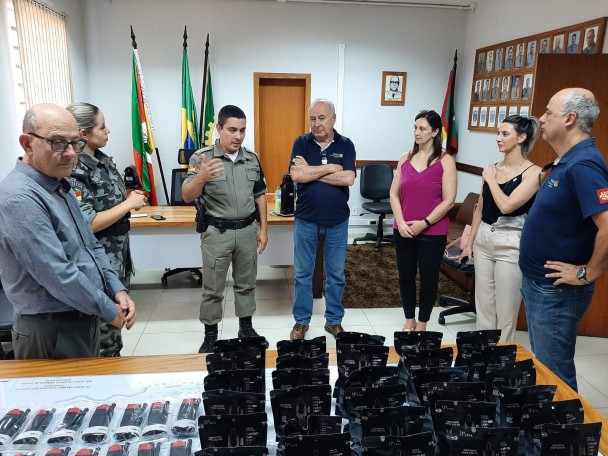 Entrega de doação de torniquetes pela associação Rotary Canoas