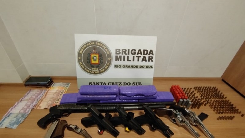 A Brigada Militar, através do 23º Batalhão de Polícia Militar (23º BPM), na madrugada de domingo (1°/1), às 2h, realizou a prisão de três pessoas, dois homens de 18 e 38 anos e uma mulher de 24 anos, por envolvimento num homicídio ocorrido na madrugada do dia 1º, porte de arma de fogo e tráfico de drogas, no bairro Ewaldo Prass em Candelária.