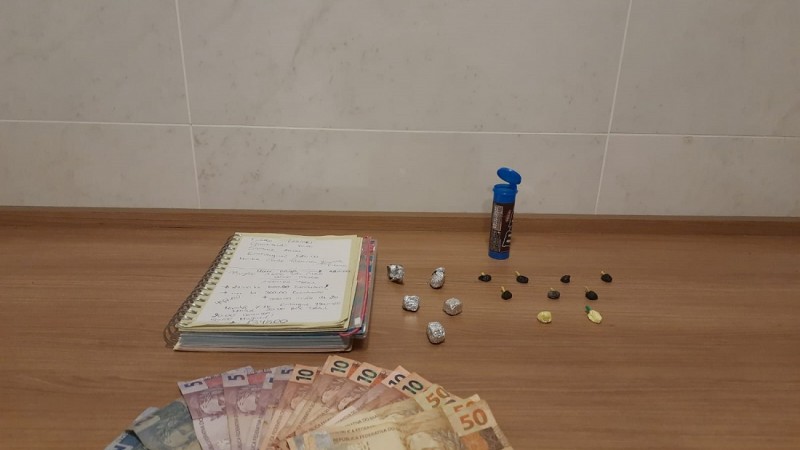 A Brigada Militar, através do 23° Batalhão de Polícia Militar (23°BPM), efetuou a prisão de um homem de 37 anos e uma mulher de 24 anos, na madrugada de sábado (07/01), às 00h00, no bairro São Francisco
