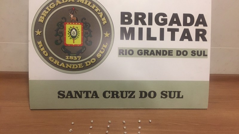 A Brigada Militar do 23° Batalhão de Polícia Militar (23°BPM), através da FORÇA TÁTICA do 23ºBPM, durante patrulhamento Tático motorizado no Bairro Bom Jesus, corredor Miller, local conflagrado pela traficância de entorpecentes, realizou a abordagem de um homem, 40 anos, por tráfico de drogas.