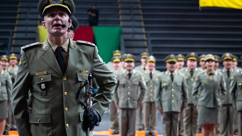 Grupo de militares prestando continência
