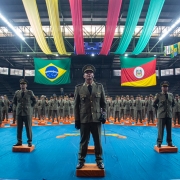 Foto mostra pessoas perfiladas durante a solenidade em Santa Cruz do Sul