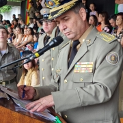 Foto mostra o coronel Stumpf, chefe do Estado-Maior da Brigada Militar, durante leitura em púlpito na formatura