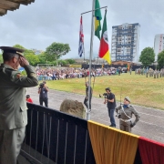 Na foto, o coronel Rogério Stumpf, chefe do Estado-Maior da Brigada Militar, dá permissão para início do evento em Santa Maria