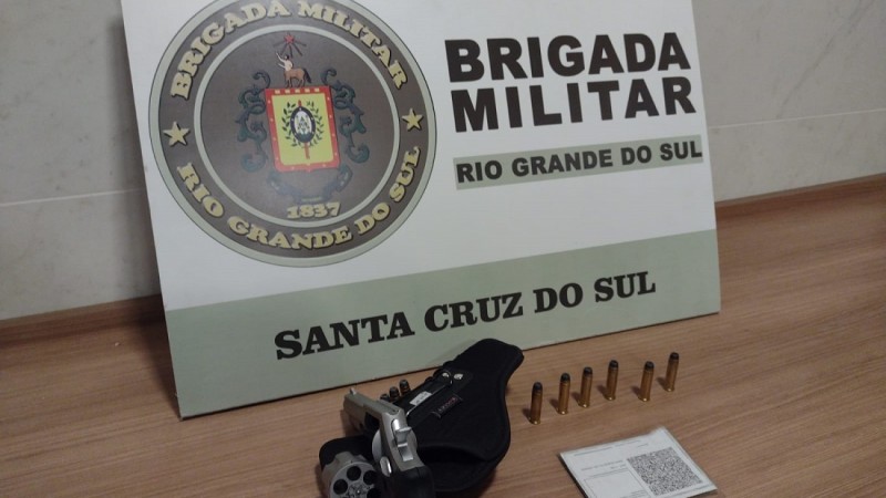 Na tarde de segunda-feira (16/1), às 17h, em Santa Cruz do Sul, durante Operação Policial desencadeada pelo Comando Regional de Policia Ostensiva do Vale do Rio Pardo na área do 23º BPM, realizou-se a prisão de um homem de 38 anos pelo crime porte ilegal de arma de fogo de uso restrito, no bairro Schultz.