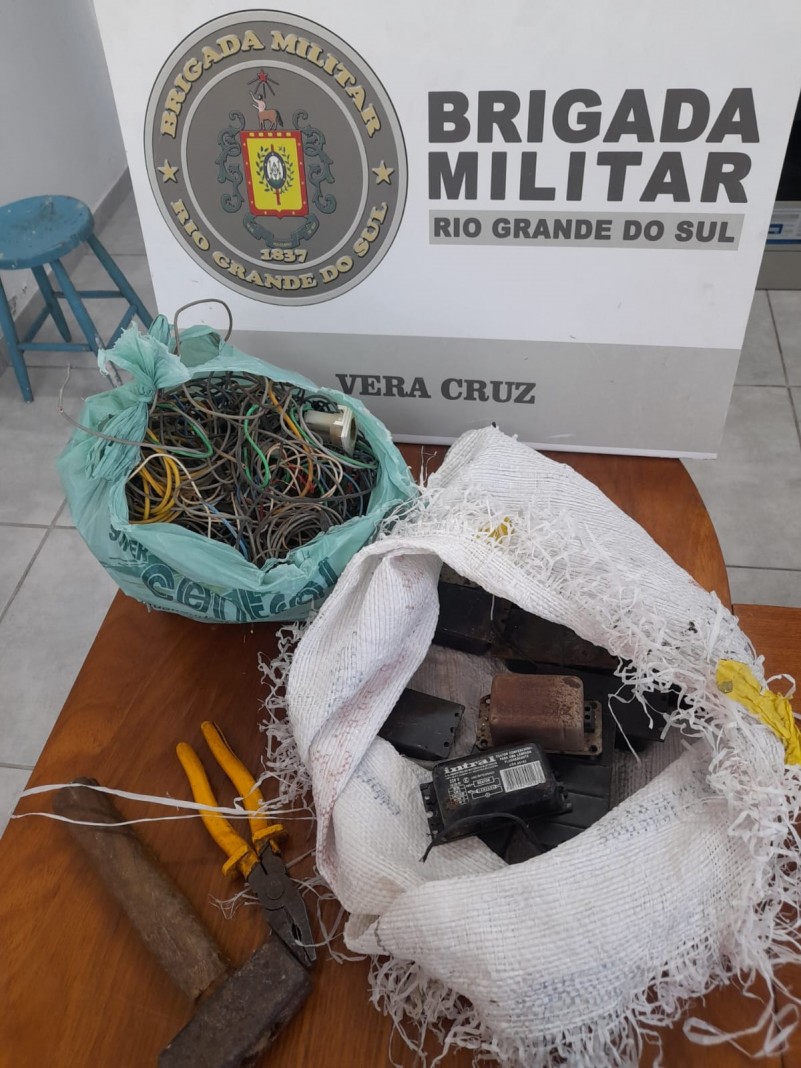 Na manhã de terça-feira (17/1), às 10h, através do 23º Batalhão de Polícia Militar (23º BPM), realizou a prisão de dois homens de 29 e 34 anos e apreendeu um adolescente de 13 anos por furto simples.