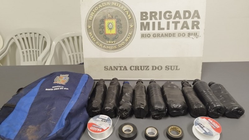 Na madrugada de quinta-feira (19/1), às 3h15, a Brigada Militar, através do 23º Batalhão de Polícia Militar (23º BPM), impediu que diversos objetos, dentre eles: droga e celulares entrassem no Presídio Regional de Santa Cruz do Sul.