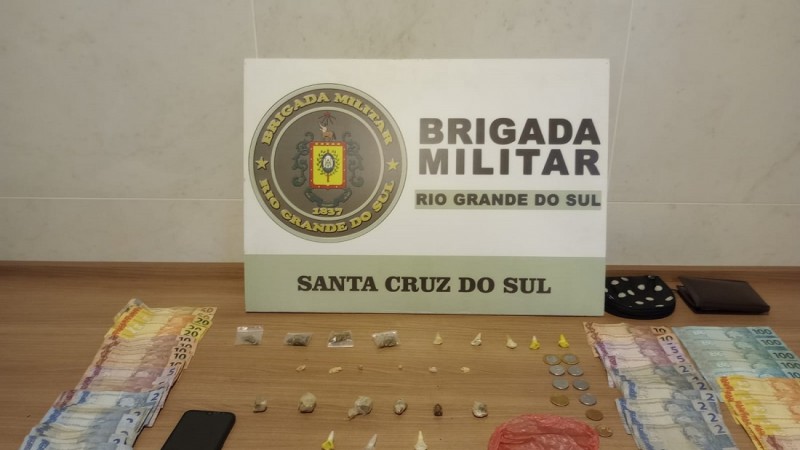 Na manhã de quarta-feira (18/1), às 11h, durante a Operação Plano Tático Operacional, a Brigada Militar através do 23º Batalhão Polícia Militar (23º BPM), prendeu dois homens de 32 e 36 anos e uma mulher de 32 anos por tráfico de drogas, no bairro Pedreira.
